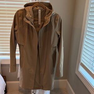 lululemon athletica Rain Rebel Jacket in Sheer Oak